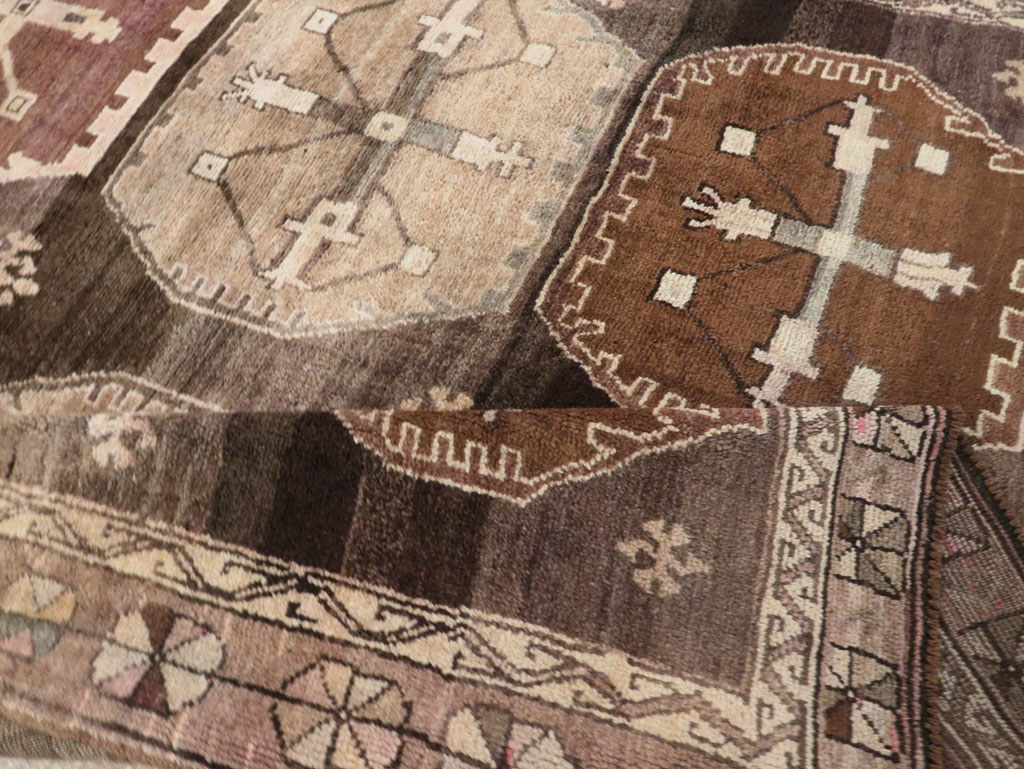 Vintage Turkish Anatolian Room Size Carpet, No.30278 - Staging