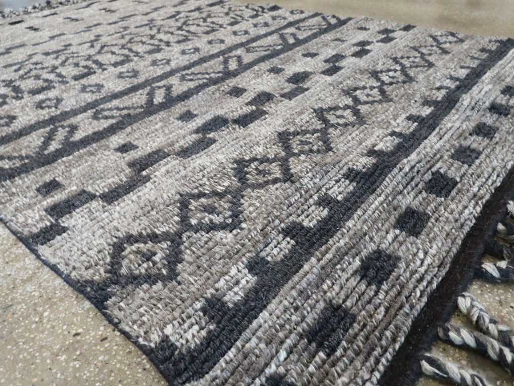 Contemporary Moroccan Inspired Accent Rug, No.30305 - Staging