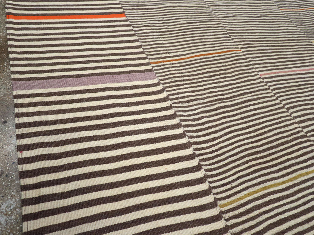 Contemporary Turkish Flatweave Kilim Room Size Carpet, No.30376 - Staging