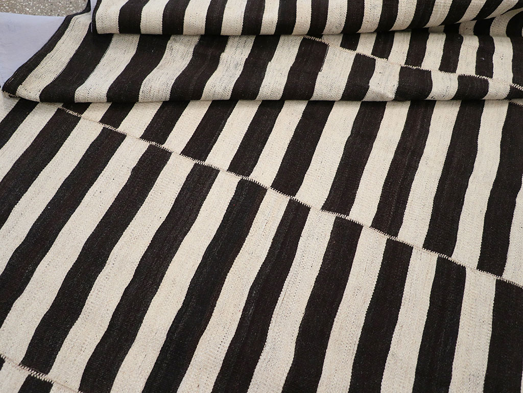 Modern Persian Flatweave Kilim Gallery Carpet, No.30455 - Staging