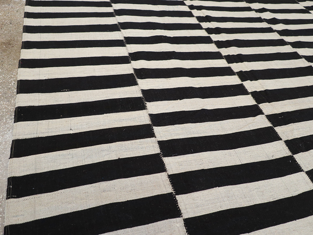 Modern Persian Flatweave Kilim Room Size Carpet, No.30456 - Staging