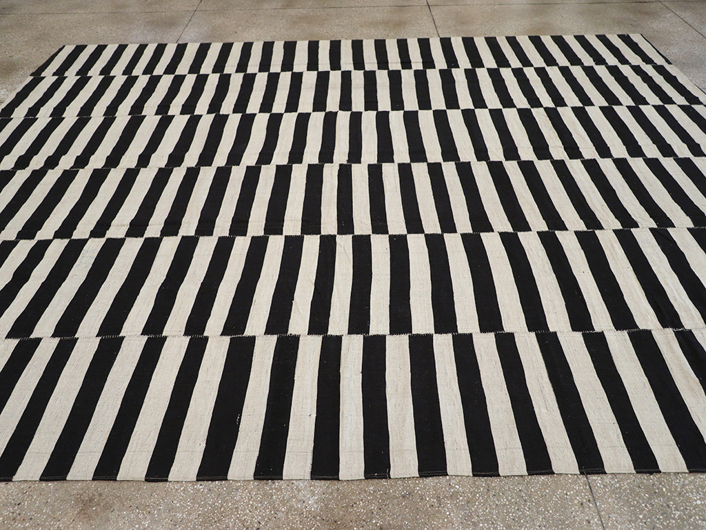 Modern Persian Flatweave Kilim Room Size Carpet, No.30456 - Staging