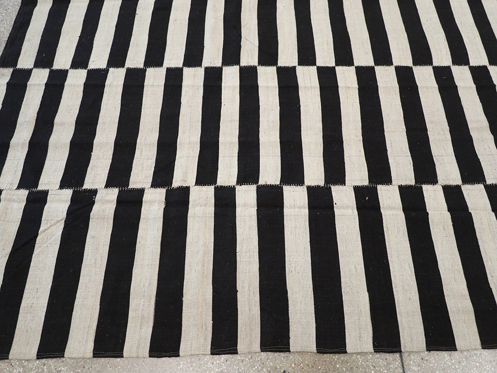 Modern Persian Flatweave Kilim Room Size Carpet, No.30456 - Staging