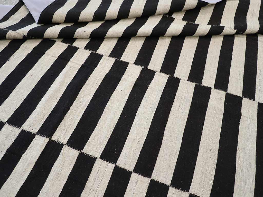 Modern Persian Flatweave Kilim Room Size Carpet, No.30456 - Staging