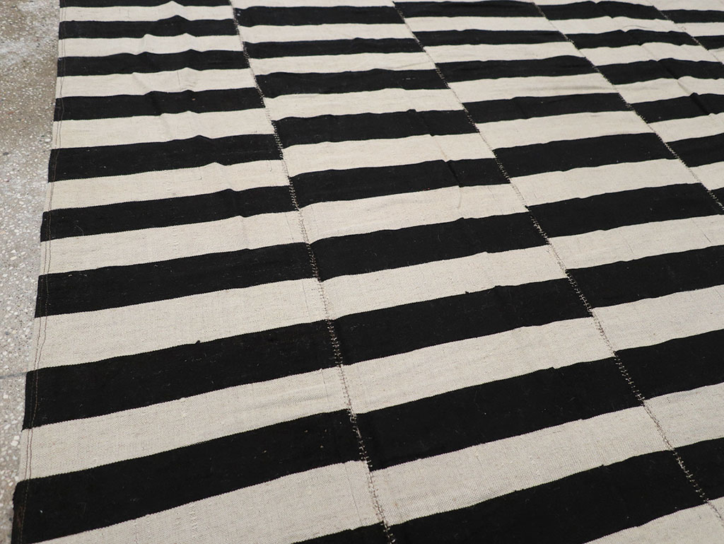 Modern Persian Flatweave Kilim Room Size Carpet, No.30457 - Staging