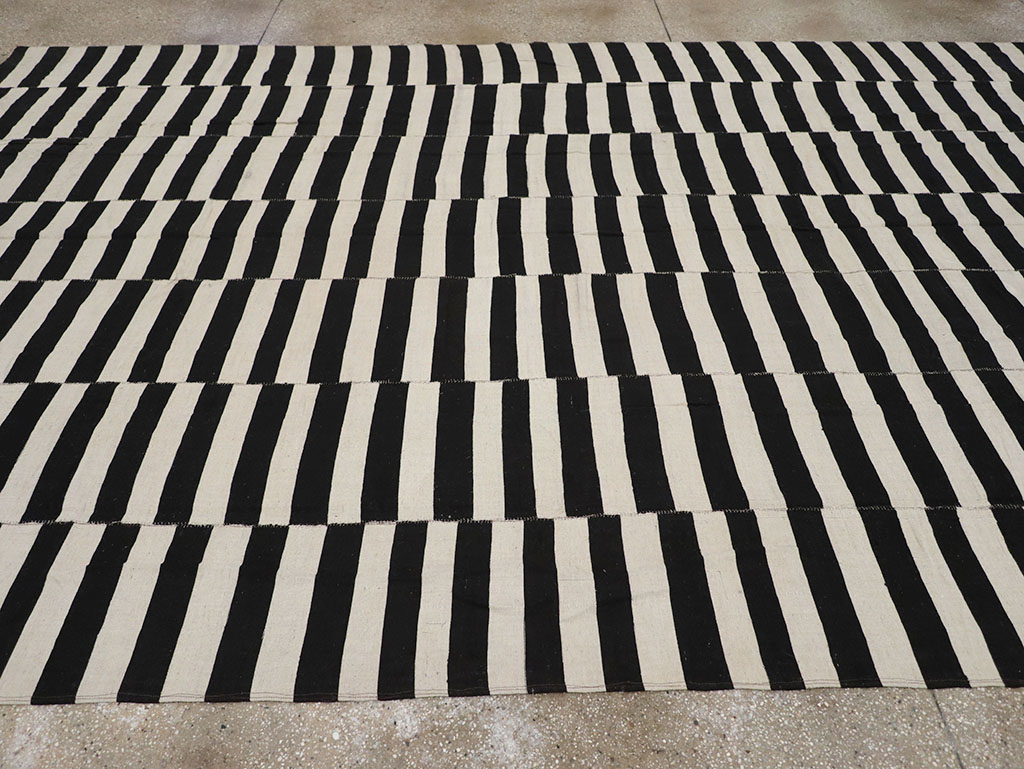 Modern Persian Flatweave Kilim Room Size Carpet, No.30457 - Staging