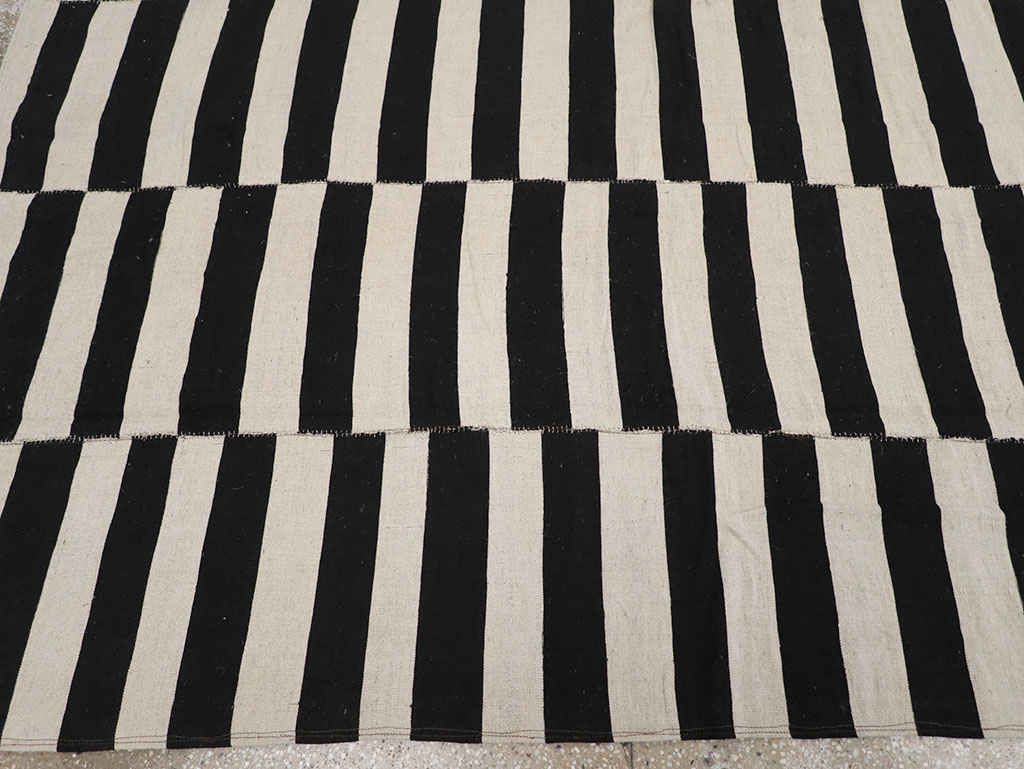 Modern Persian Flatweave Kilim Room Size Carpet, No.30457 - Staging