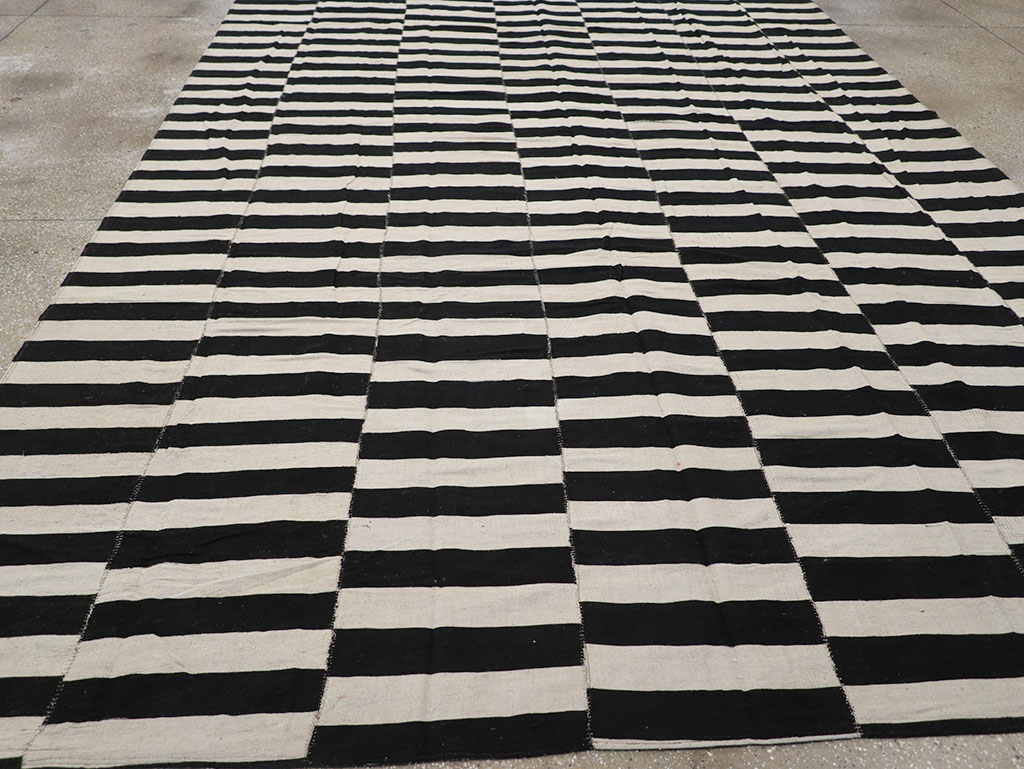 Modern Persian Flatweave Kilim Room Size Carpet, No.30457 - Staging