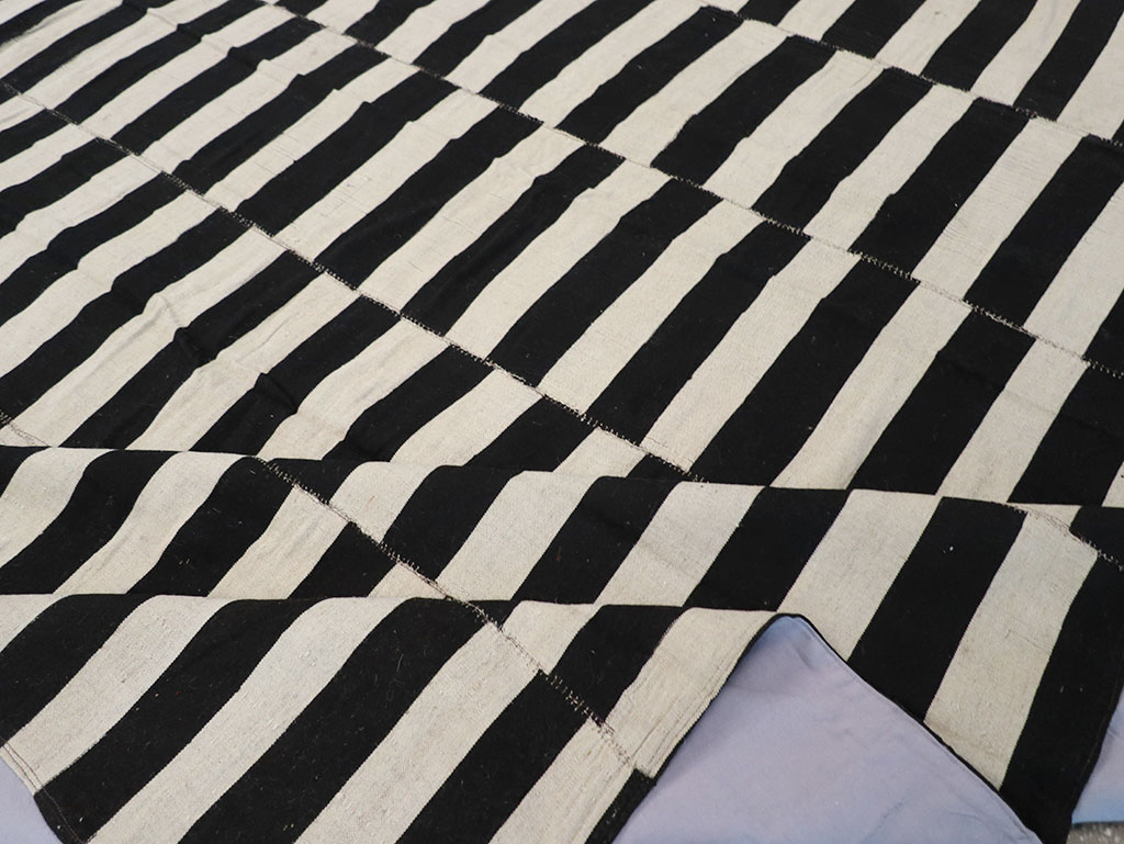 Modern Persian Flatweave Kilim Room Size Carpet, No.30457 - Staging