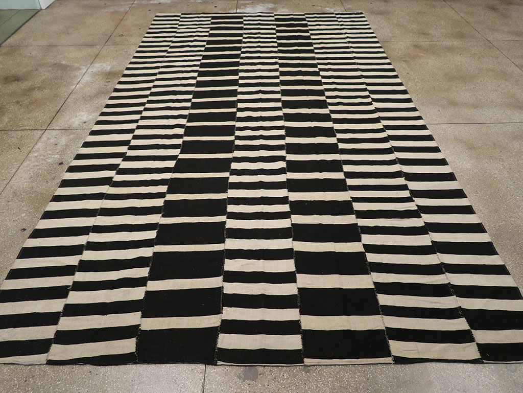 Modern Persian Flatweave Kilim Gallery Carpet, No.30458 - Staging