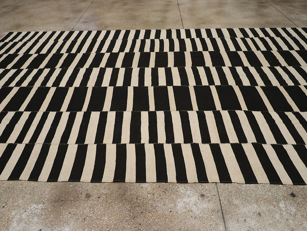 Modern Persian Flatweave Kilim Gallery Carpet, No.30458 - Staging