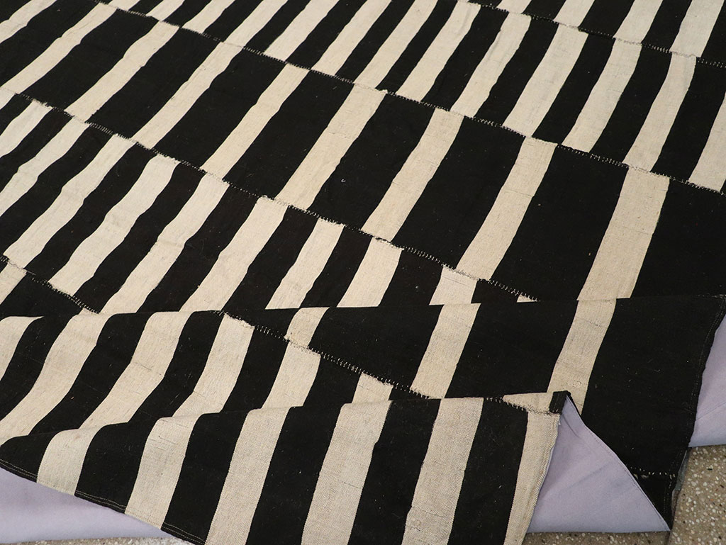 Modern Persian Flatweave Kilim Large Room Size Carpet, No.30458 - Staging