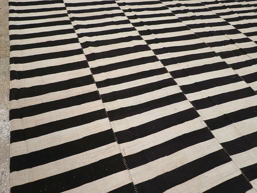 Modern Persian Flatweave Kilim Large Room Size Carpet, No.30463 - Staging