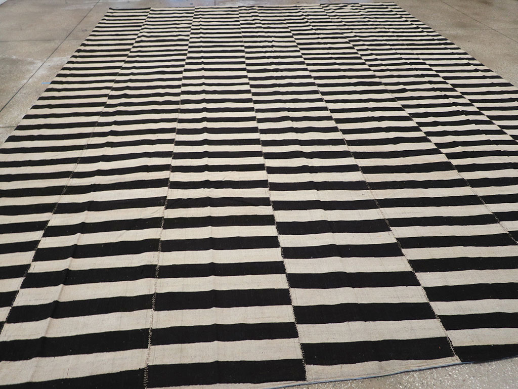 Modern Persian Flatweave Kilim Large Room Size Carpet, No.30463 - Staging