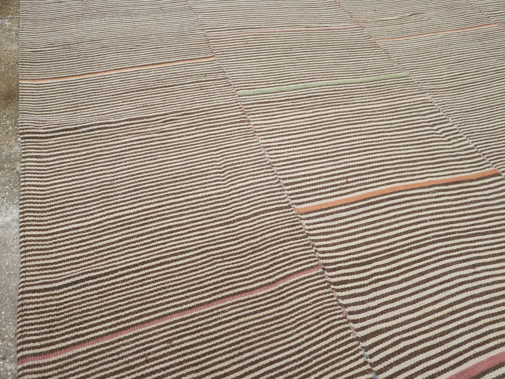 Contemporary Turkish Flatweave Kilim Room Size Carpet, No.30466 - Staging