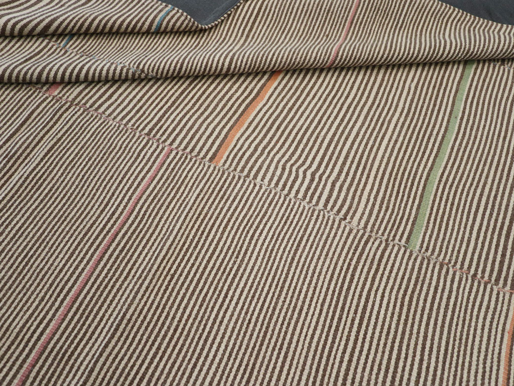 Contemporary Turkish Flatweave Kilim Room Size Carpet, No.30466 - Staging