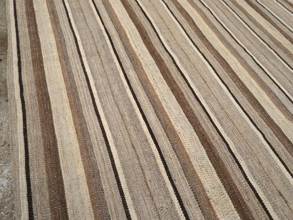 Contemporary Turkish Flatweave Kilim Room Size Carpet, No.30510 - Staging