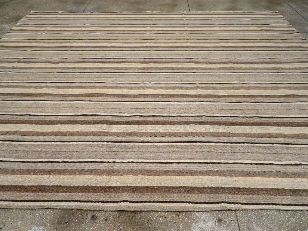 Contemporary Turkish Flatweave Kilim Room Size Carpet, No.30510 - Staging