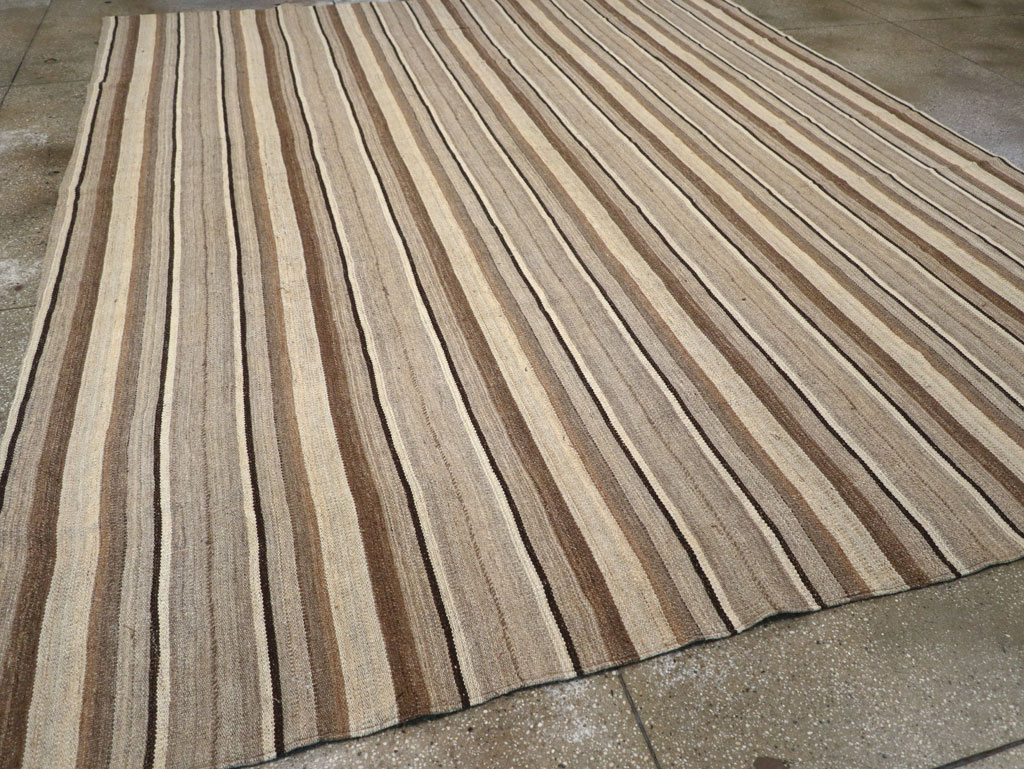 Contemporary Turkish Flatweave Kilim Room Size Carpet, No.30510 - Staging