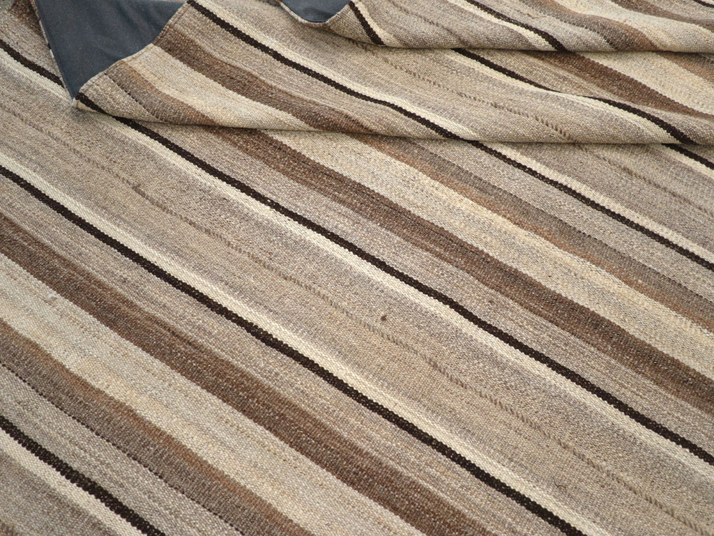 Contemporary Turkish Flatweave Kilim Room Size Carpet, No.30510 - Staging