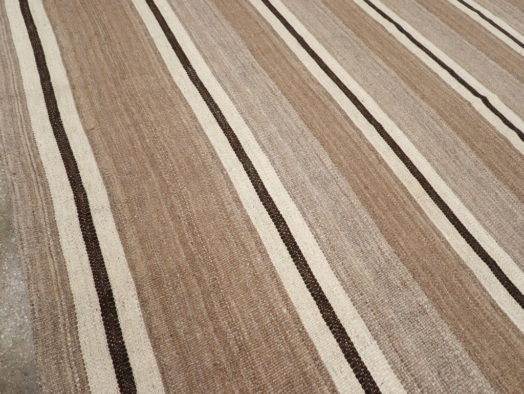 Contemporary Turkish Flatweave Kilim Room Size Carpet, No.30511 - Staging