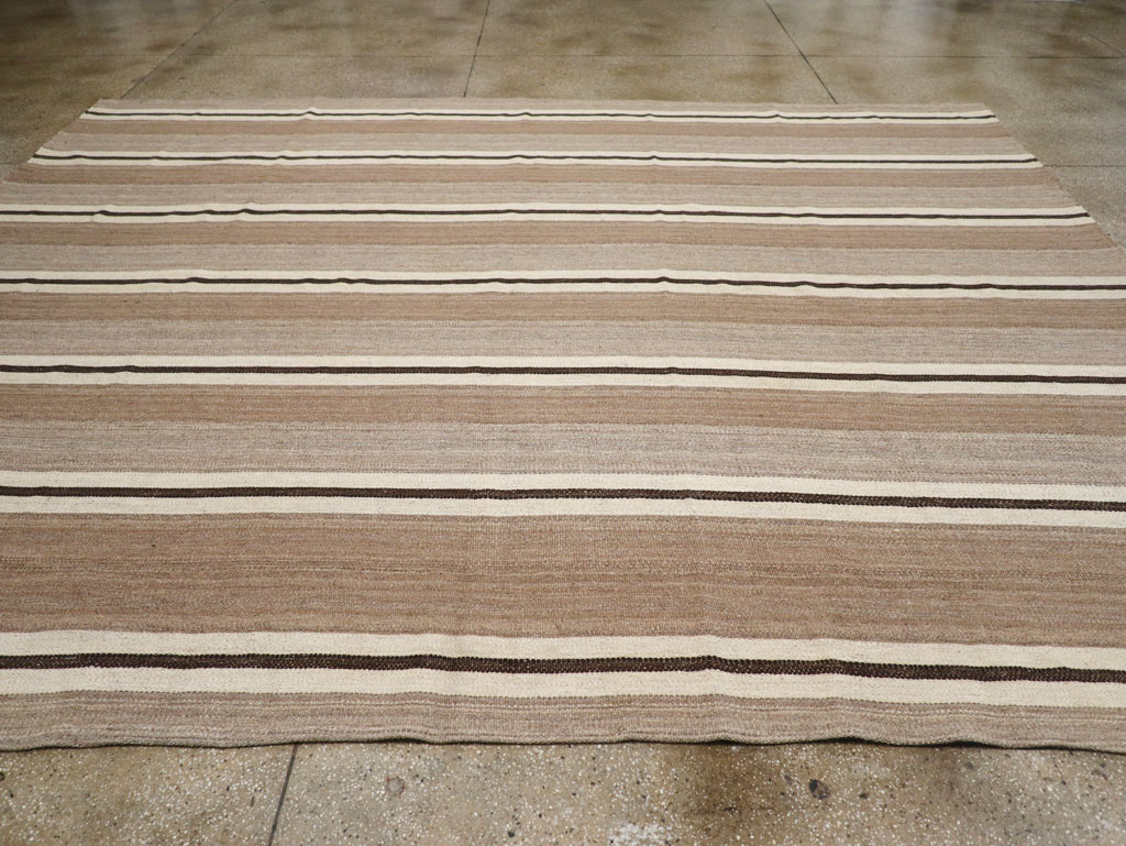 Contemporary Turkish Flatweave Kilim Room Size Carpet, No.30511 - Staging