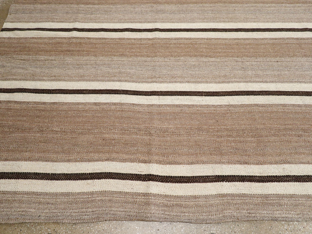 Contemporary Turkish Flatweave Kilim Room Size Carpet, No.30511 - Staging