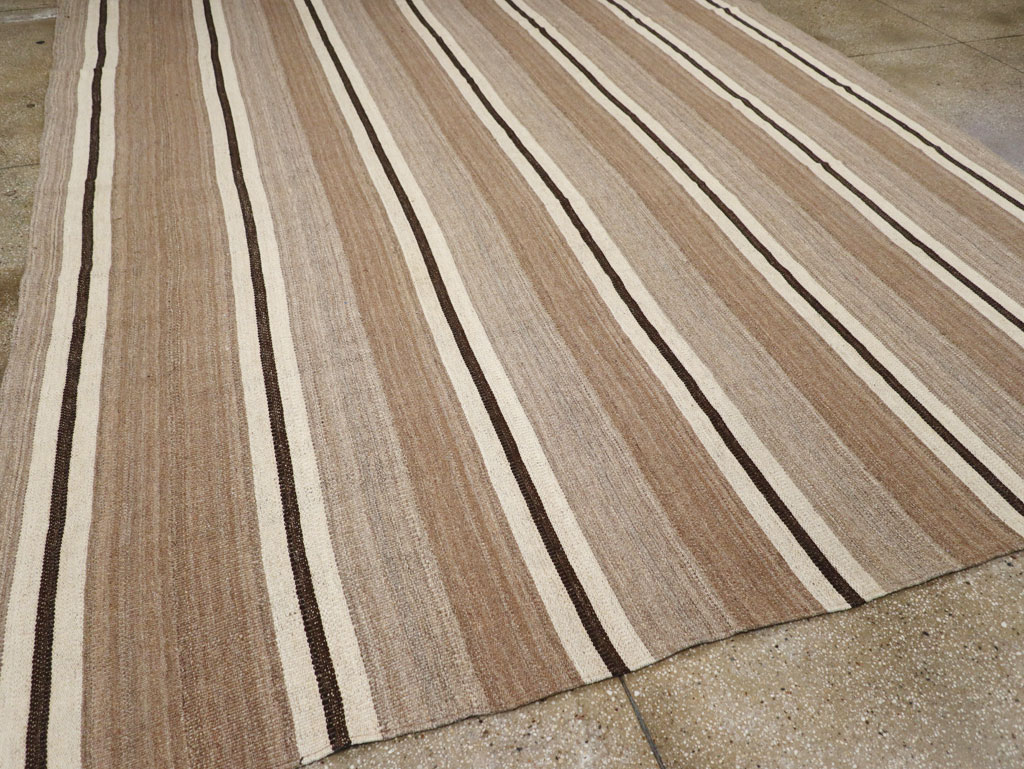 Contemporary Turkish Flatweave Kilim Room Size Carpet, No.30511 - Staging