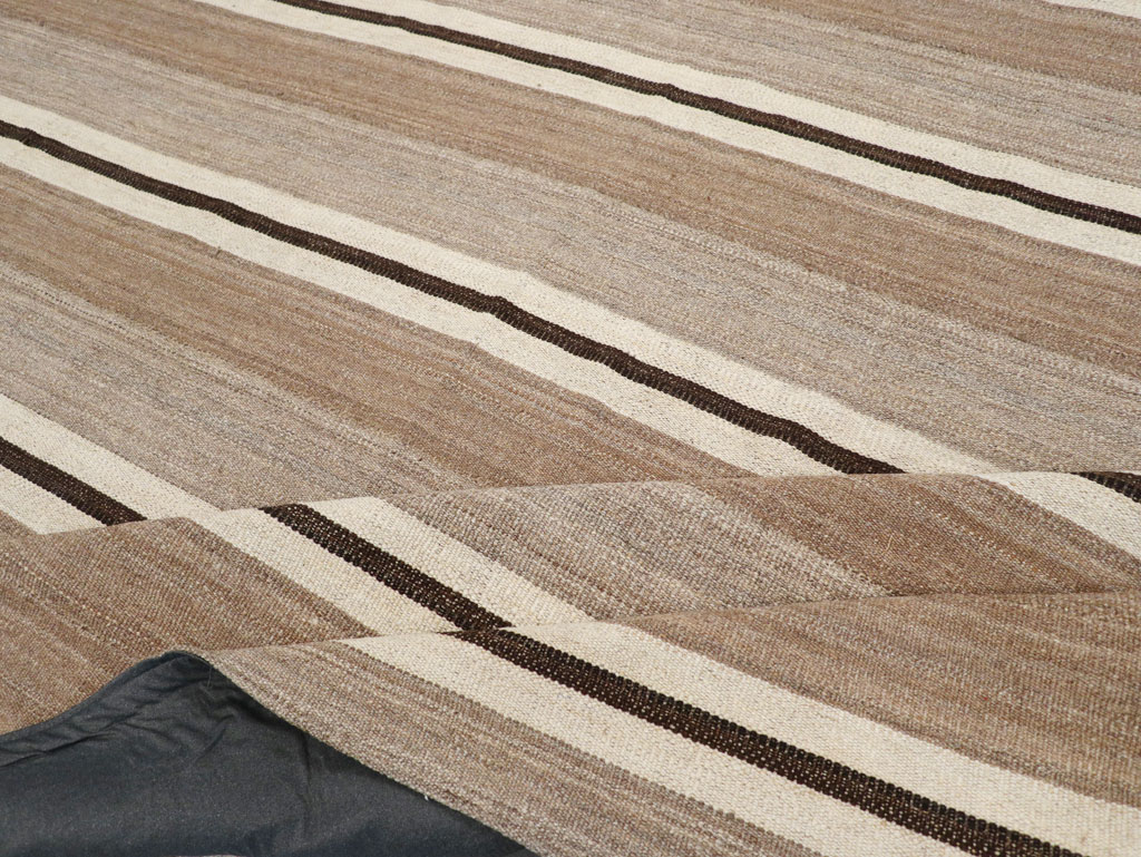 Contemporary Turkish Flatweave Kilim Room Size Carpet, No.30511 - Staging