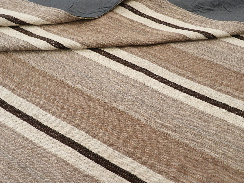 Contemporary Turkish Flatweave Kilim Room Size Carpet, No.30511 - Staging