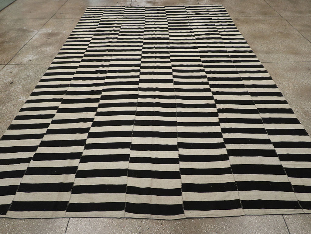 Modern Persian Flatweave Kilim Room Size Carpet, No.30517 - Staging