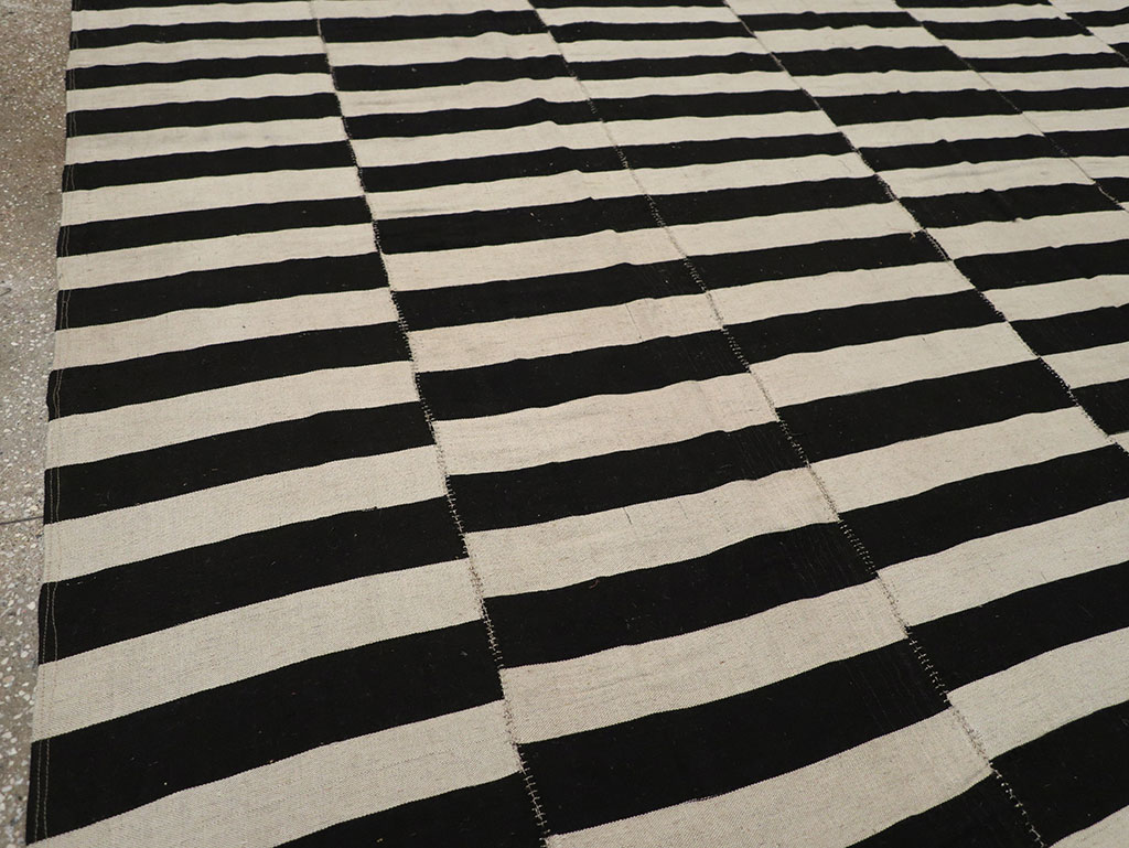 Modern Persian Flatweave Kilim Gallery Carpet, No.30517 - Staging