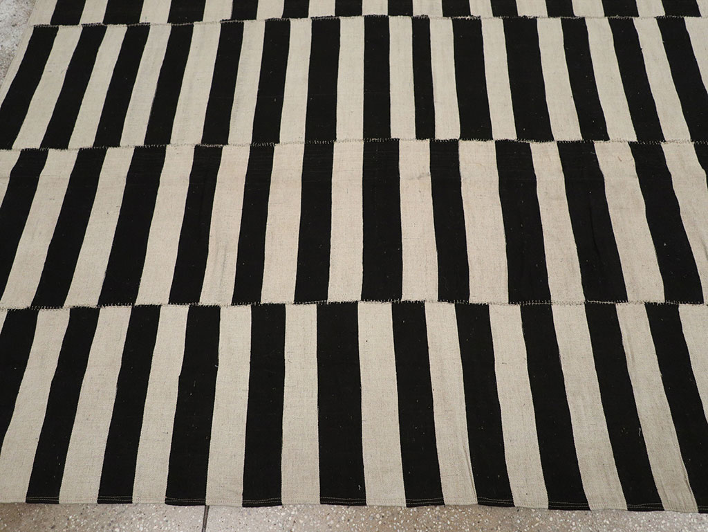 Modern Persian Flatweave Kilim Gallery Carpet, No.30517 - Staging