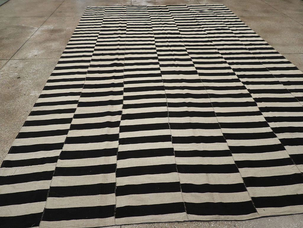 Modern Persian Flatweave Kilim Room Size Carpet, No.30517 - Staging