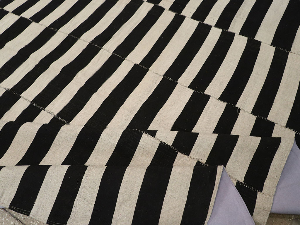 Modern Persian Flatweave Kilim Gallery Carpet, No.30517 - Staging