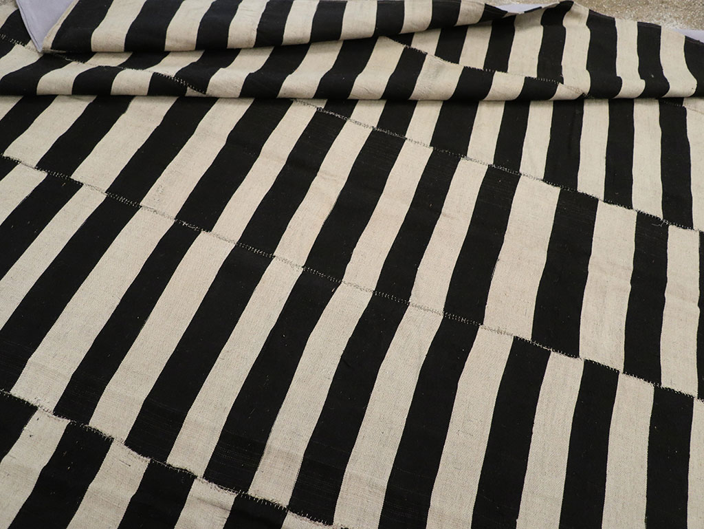 Modern Persian Flatweave Kilim Room Size Carpet, No.30517 - Staging