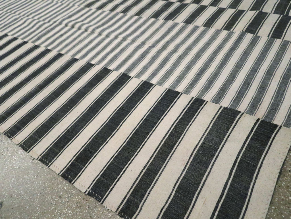 Vintage Turkish Flatweave Kilim Room Size Carpet, No.30530 - Staging