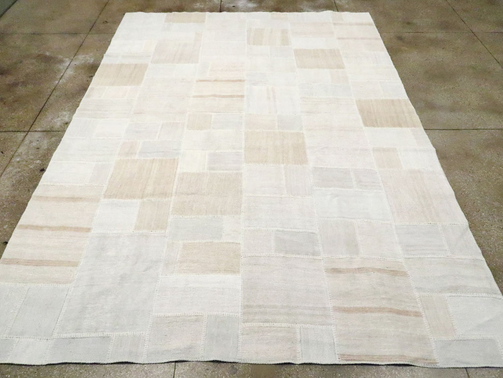 Modern Turkish Flatweave Kilim Room Size Carpet, No.30578 - Staging