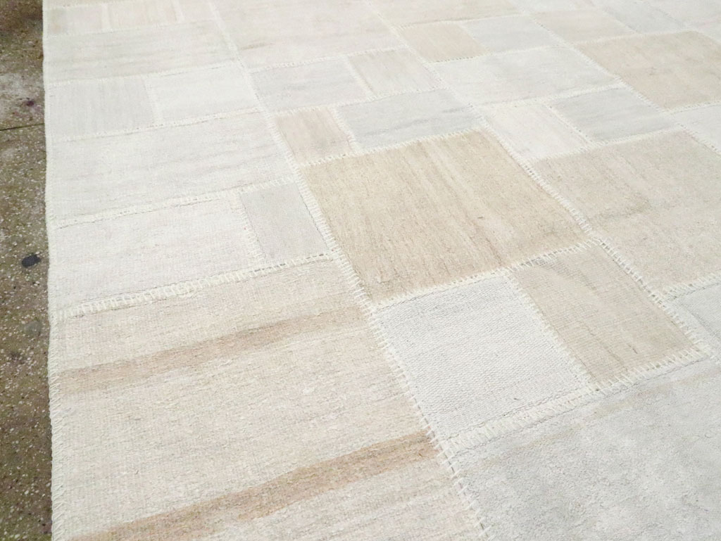 Modern Turkish Flatweave Kilim Room Size Carpet, No.30578 - Staging