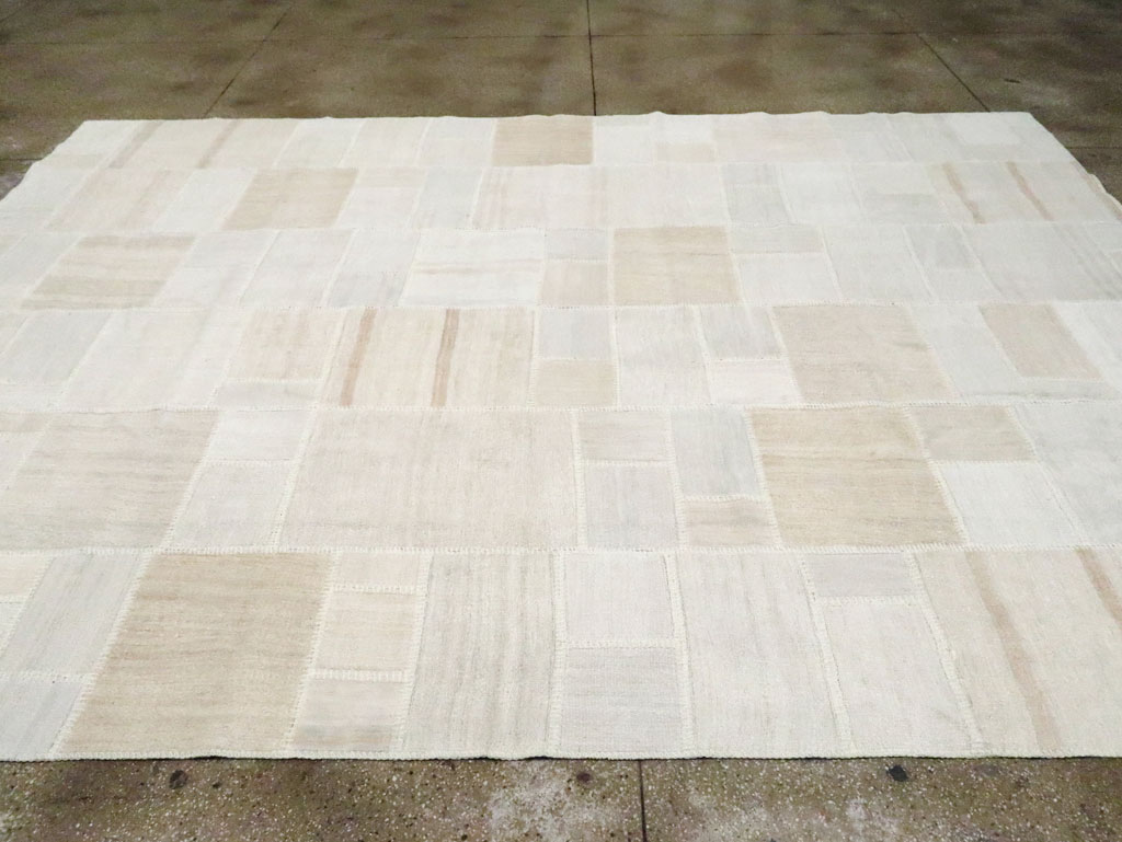 Modern Turkish Flatweave Kilim Room Size Carpet, No.30578 - Staging