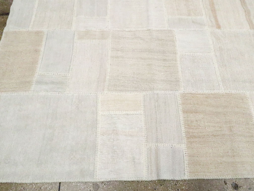 Modern Turkish Flatweave Kilim Room Size Carpet, No.30578 - Staging