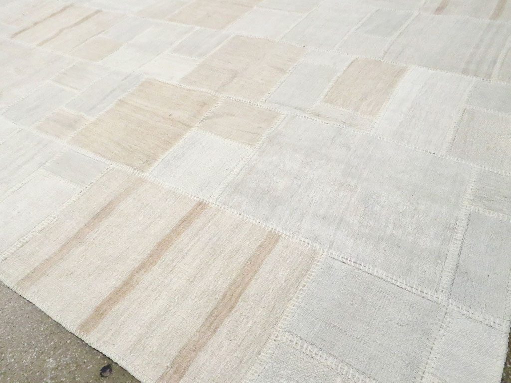 Modern Turkish Flatweave Kilim Room Size Carpet, No.30578 - Staging