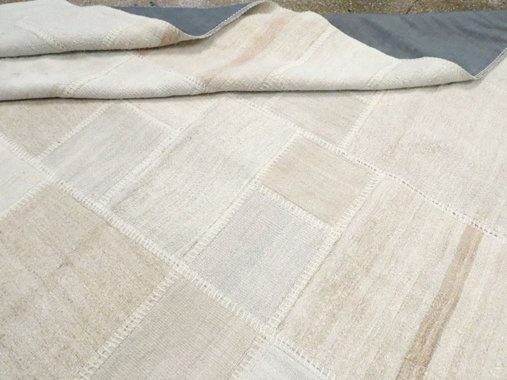 Modern Turkish Flatweave Kilim Room Size Carpet, No.30578 - Staging