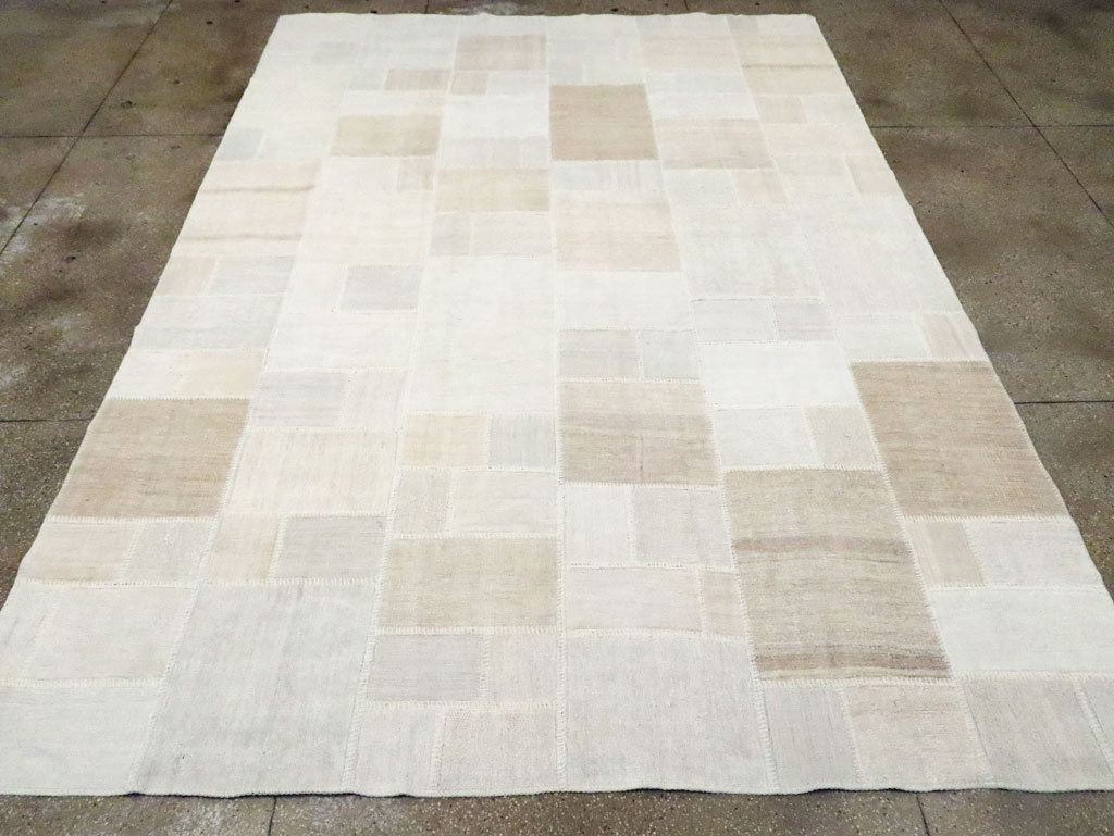 Modern Turkish Flatweave Kilim Room Size Carpet, No.30582 - Staging