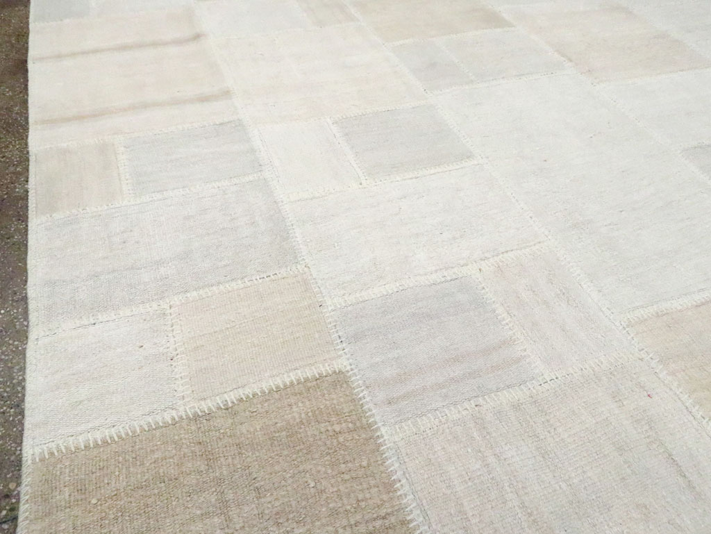 Modern Turkish Flatweave Kilim Room Size Carpet, No.30582 - Staging