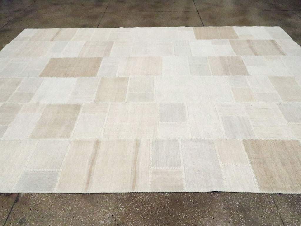 Modern Turkish Flatweave Kilim Room Size Carpet, No.30582 - Staging