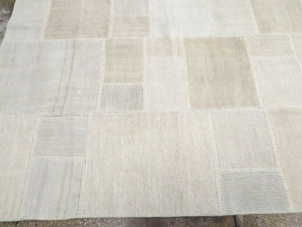 Modern Turkish Flatweave Kilim Room Size Carpet, No.30582 - Staging