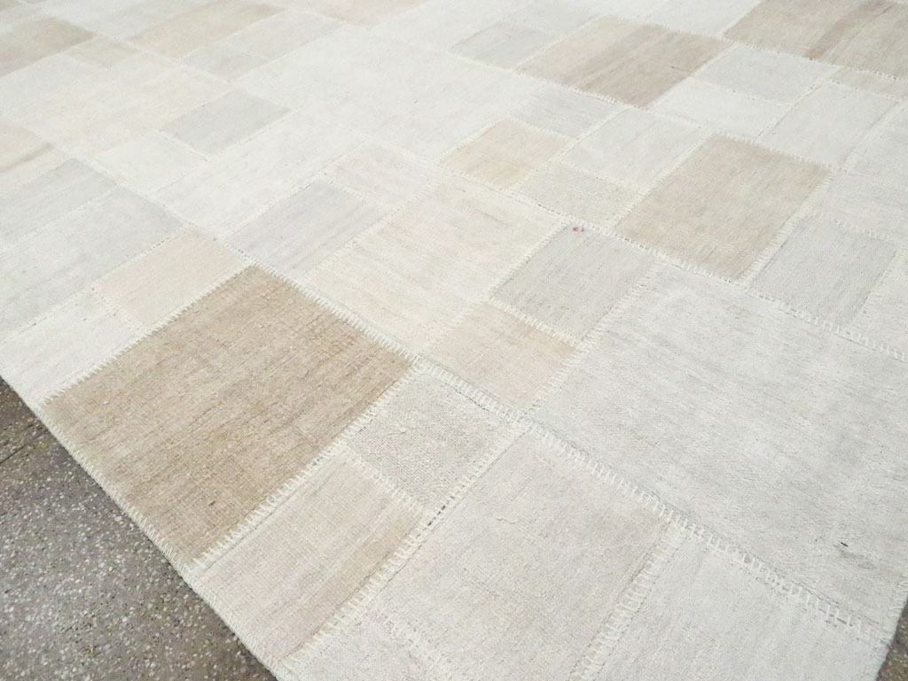 Modern Turkish Flatweave Kilim Room Size Carpet, No.30582 - Staging