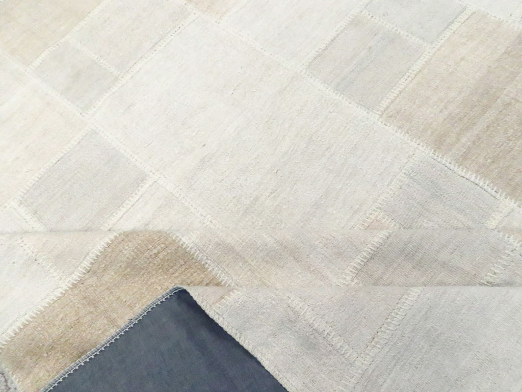 Modern Turkish Flatweave Kilim Room Size Carpet, No.30582 - Staging