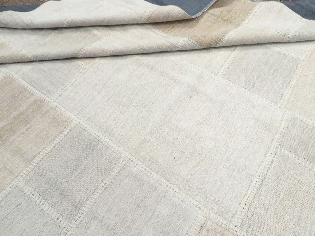 Modern Turkish Flatweave Kilim Room Size Carpet, No.30582 - Staging